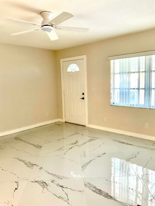 合同活跃: $228,000 (2 贝兹, 1 浴室, 1012 平方英尺)