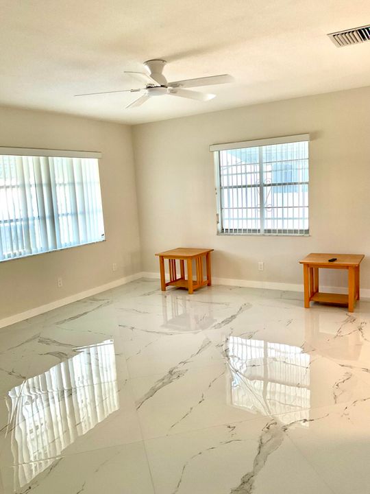 合同活跃: $228,000 (2 贝兹, 1 浴室, 1012 平方英尺)