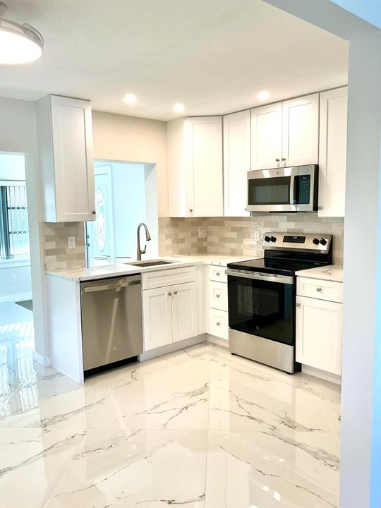 合同活跃: $228,000 (2 贝兹, 1 浴室, 1012 平方英尺)