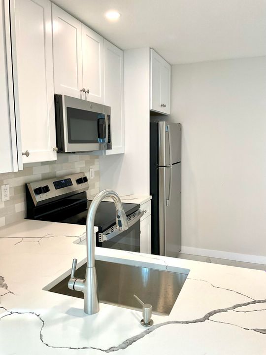 合同活跃: $228,000 (2 贝兹, 1 浴室, 1012 平方英尺)