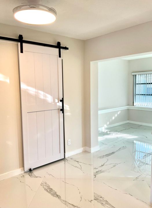 合同活跃: $228,000 (2 贝兹, 1 浴室, 1012 平方英尺)