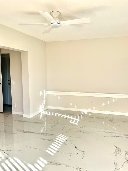 合同活跃: $228,000 (2 贝兹, 1 浴室, 1012 平方英尺)