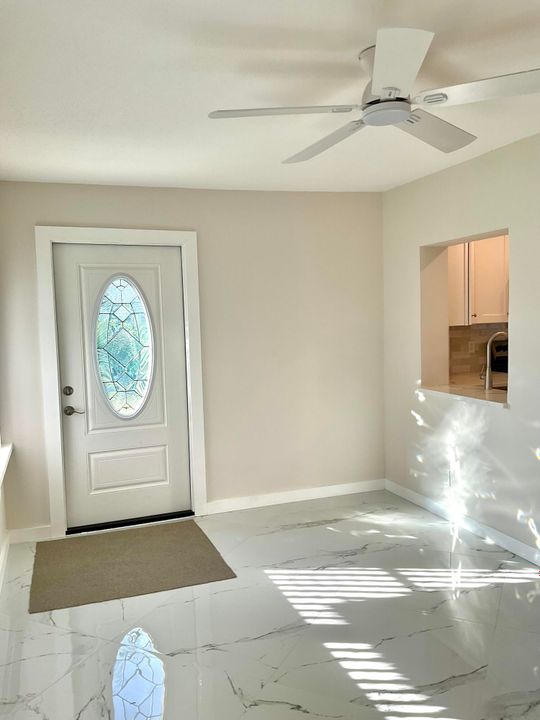 合同活跃: $228,000 (2 贝兹, 1 浴室, 1012 平方英尺)