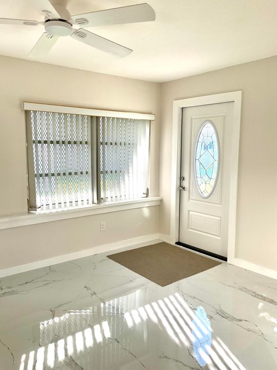 合同活跃: $228,000 (2 贝兹, 1 浴室, 1012 平方英尺)