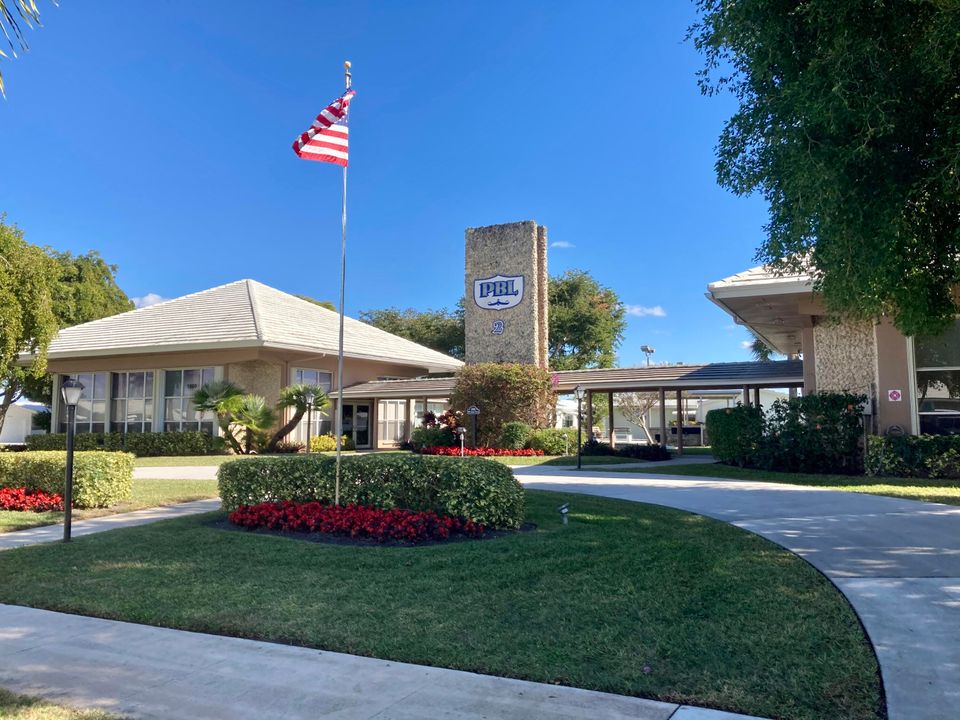 合同活跃: $228,000 (2 贝兹, 1 浴室, 1012 平方英尺)