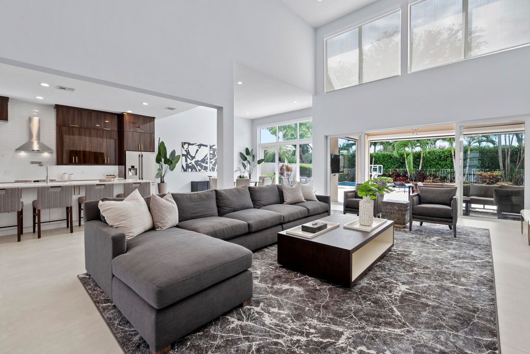 Под контрактом: $2,995,000 (5 спален, 6 ванн, 4242 Квадратных фут)