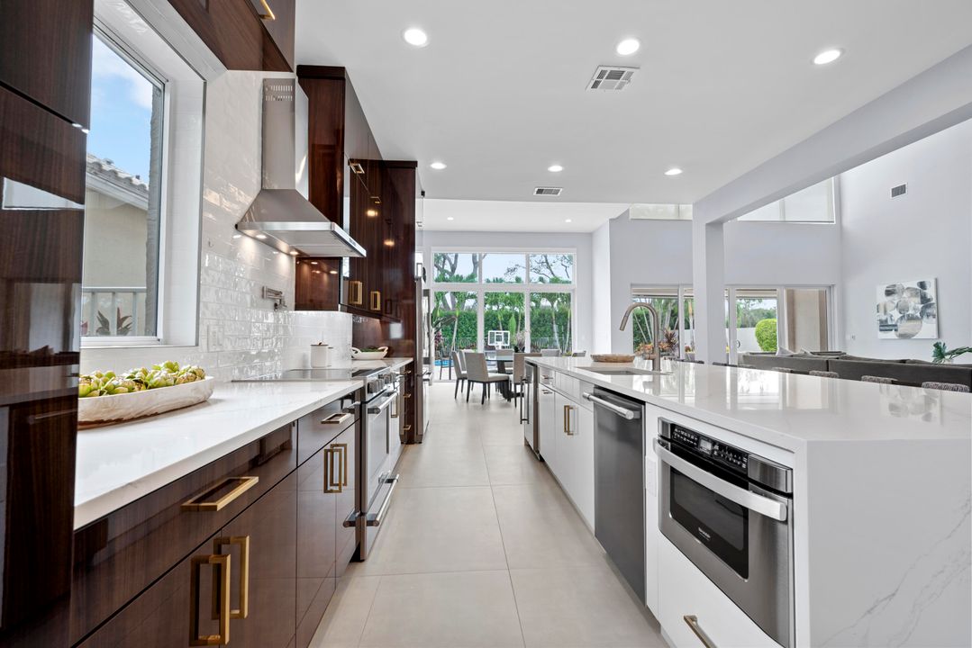 Под контрактом: $2,995,000 (5 спален, 6 ванн, 4242 Квадратных фут)