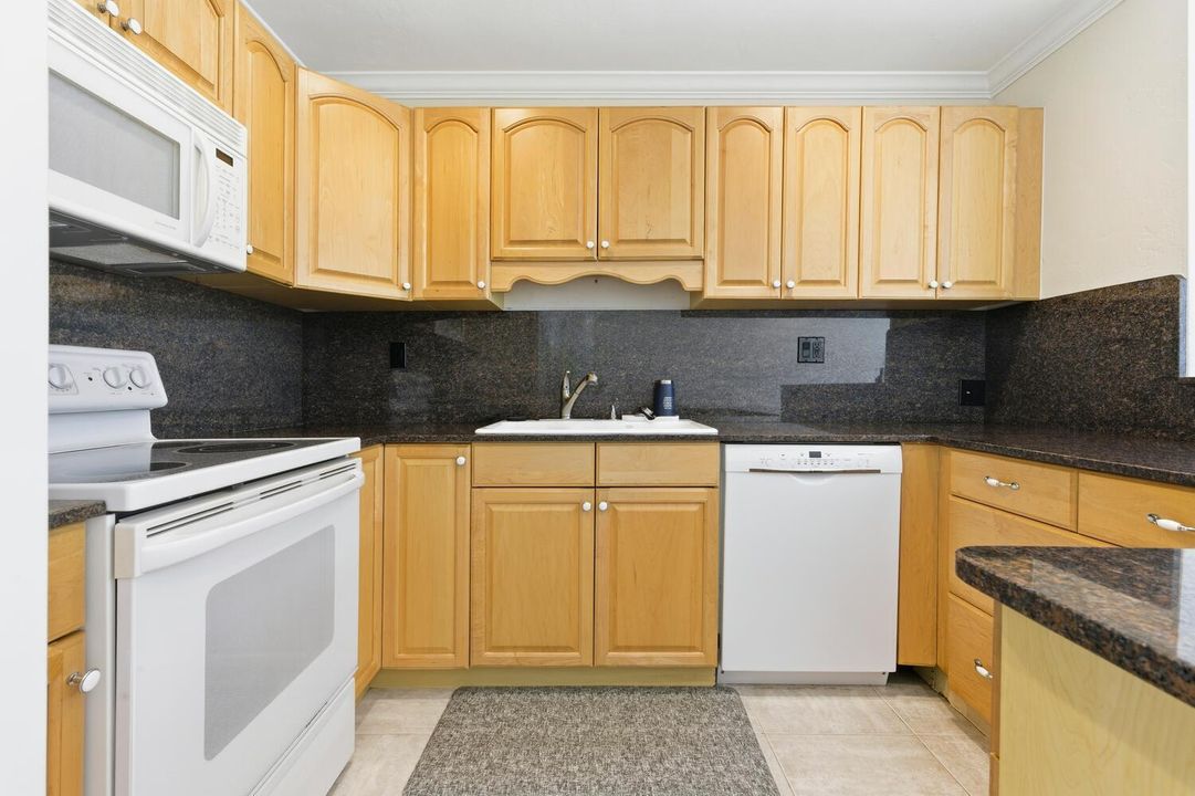 For Sale: $510,000 (2 beds, 1 baths, 995 Square Feet)