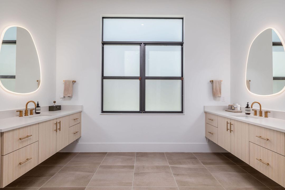 На продажу: $1,870,000 (5 спален, 5 ванн, 5479 Квадратных фут)