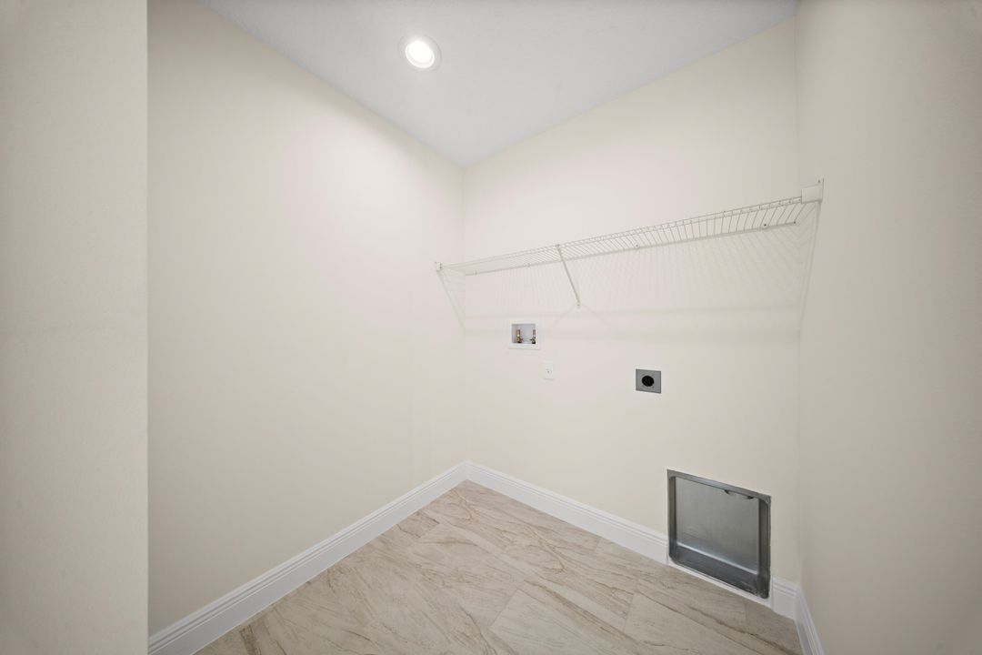 合同活跃: $440,000 (4 贝兹, 2 浴室, 1900 平方英尺)