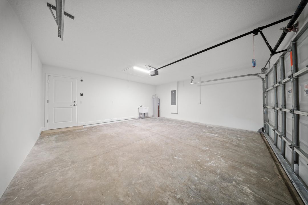 合同活跃: $440,000 (4 贝兹, 2 浴室, 1900 平方英尺)