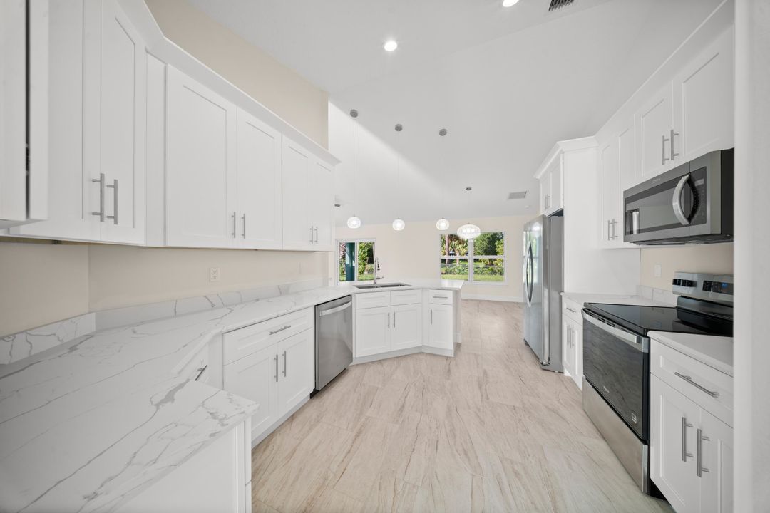 合同活跃: $440,000 (4 贝兹, 2 浴室, 1900 平方英尺)