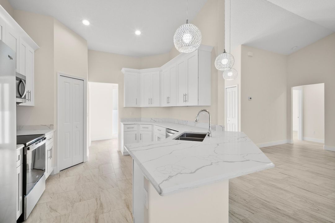 合同活跃: $440,000 (4 贝兹, 2 浴室, 1900 平方英尺)