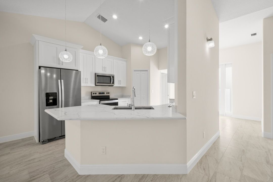 合同活跃: $440,000 (4 贝兹, 2 浴室, 1900 平方英尺)