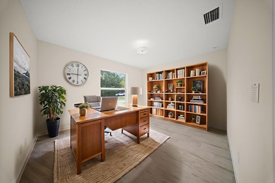 合同活跃: $440,000 (4 贝兹, 2 浴室, 1900 平方英尺)