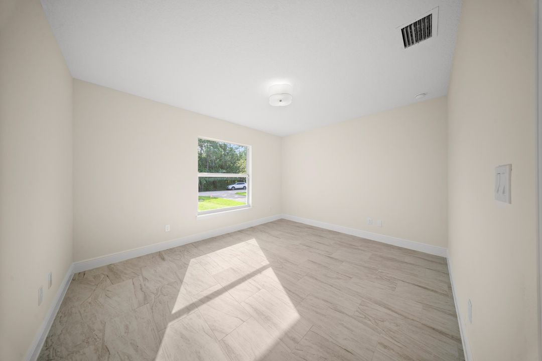 合同活跃: $440,000 (4 贝兹, 2 浴室, 1900 平方英尺)