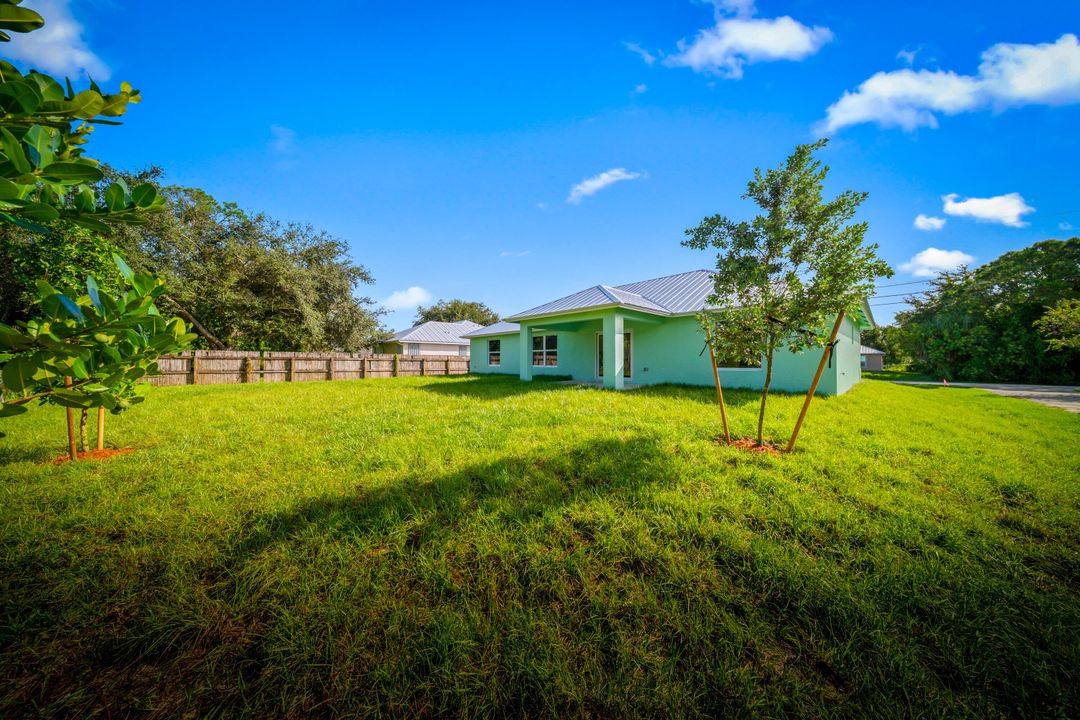 合同活跃: $440,000 (4 贝兹, 2 浴室, 1900 平方英尺)