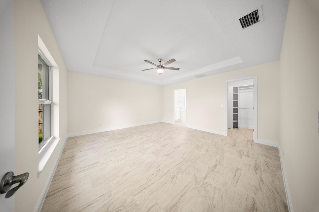 合同活跃: $440,000 (4 贝兹, 2 浴室, 1900 平方英尺)