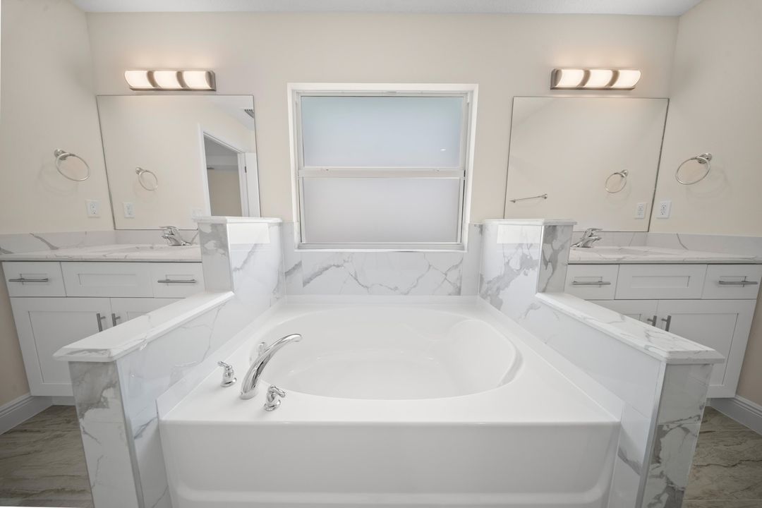 合同活跃: $440,000 (4 贝兹, 2 浴室, 1900 平方英尺)