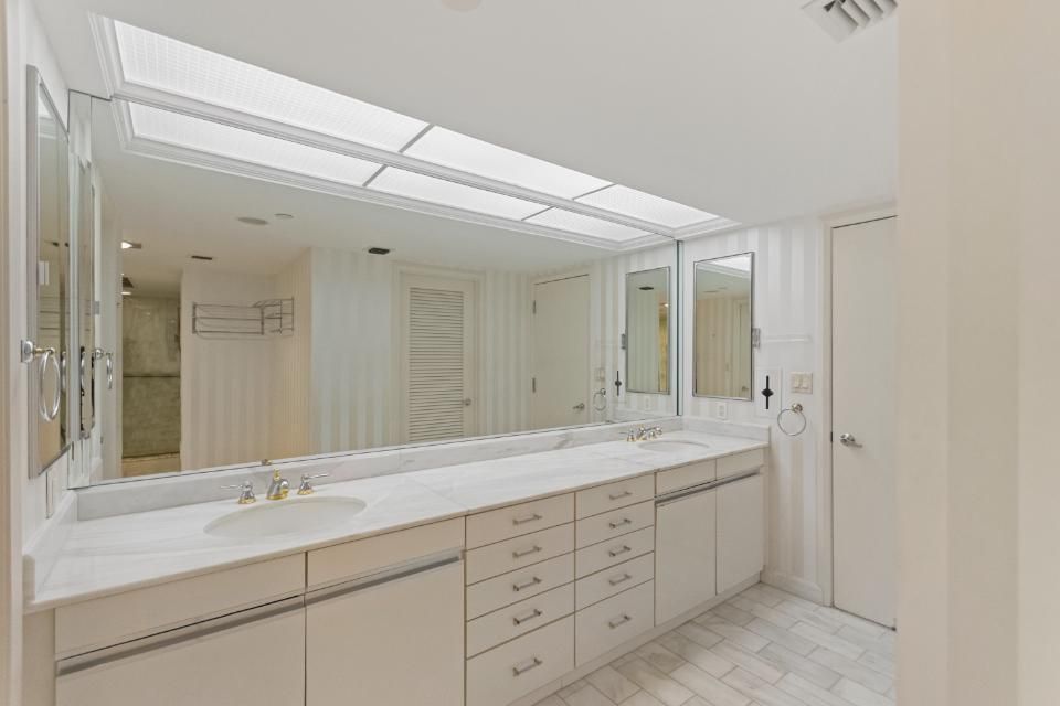 For Sale: $749,000 (2 beds, 2 baths, 2332 Square Feet)