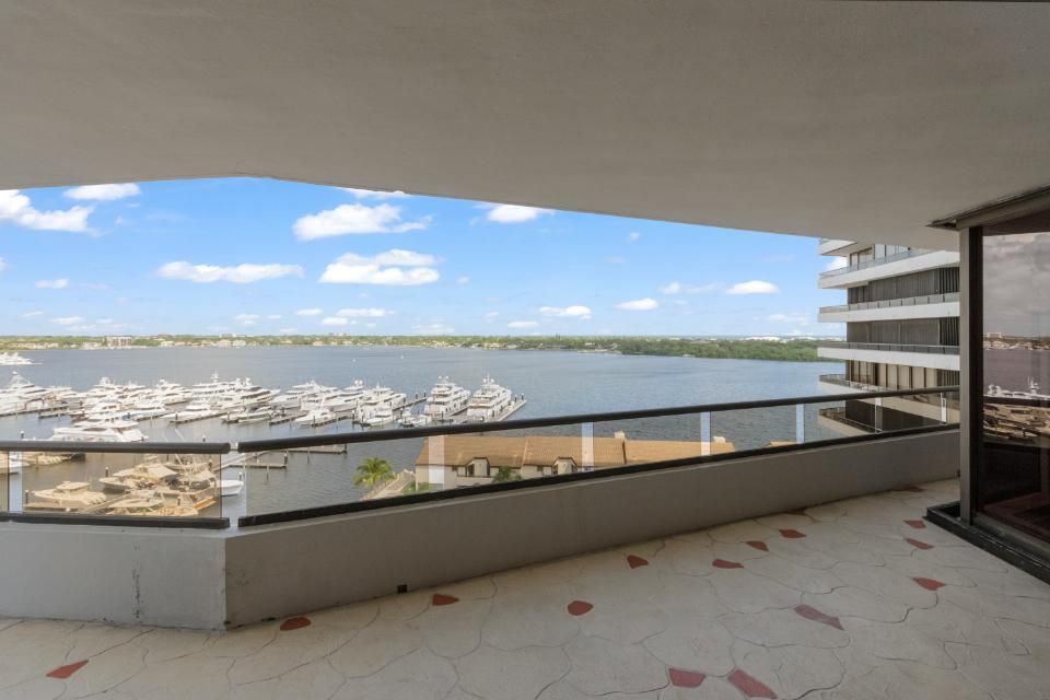 For Sale: $749,000 (2 beds, 2 baths, 2332 Square Feet)