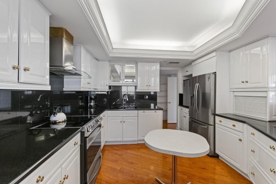 For Sale: $749,000 (2 beds, 2 baths, 2332 Square Feet)