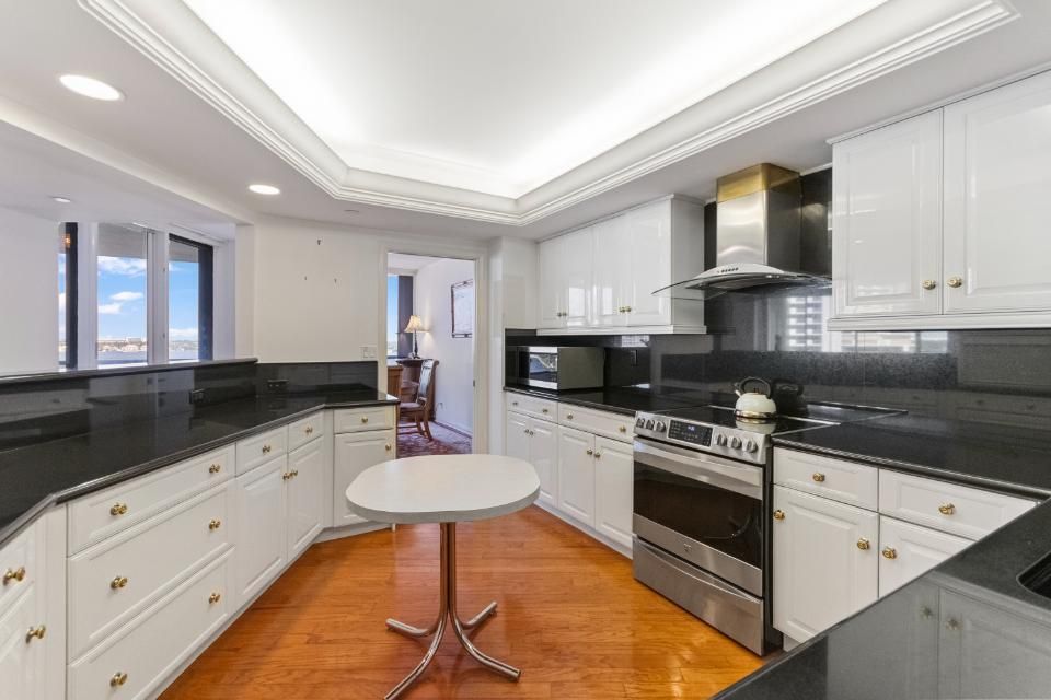 For Sale: $749,000 (2 beds, 2 baths, 2332 Square Feet)