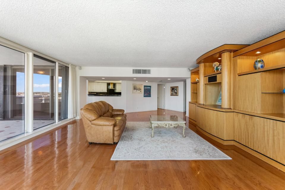 For Sale: $749,000 (2 beds, 2 baths, 2332 Square Feet)