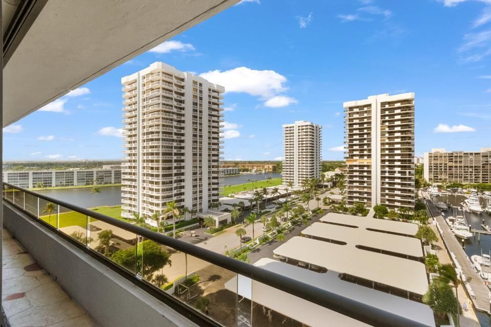 For Sale: $749,000 (2 beds, 2 baths, 2332 Square Feet)