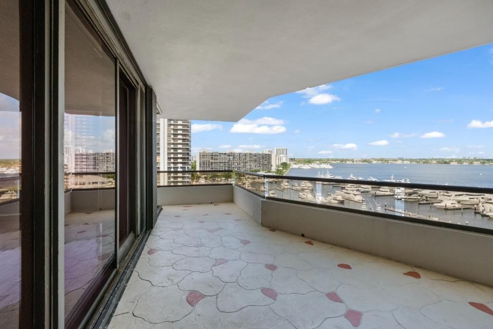 For Sale: $749,000 (2 beds, 2 baths, 2332 Square Feet)