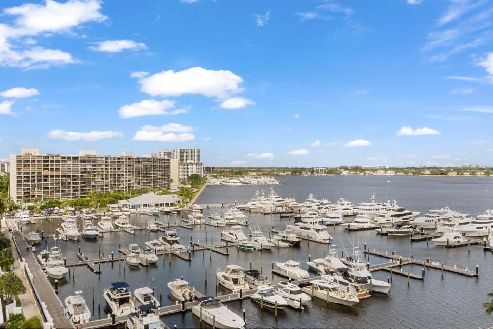 For Sale: $749,000 (2 beds, 2 baths, 2332 Square Feet)