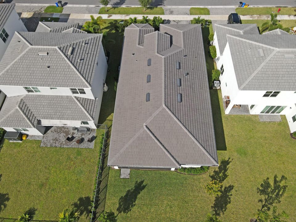 Active With Contract: $664,990 (3 beds, 2 baths, 2305 Square Feet)