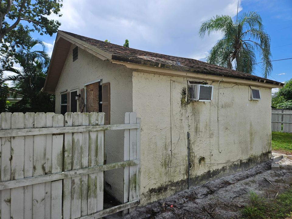 Active With Contract: $185,000 (1 beds, 1 baths, 432 Square Feet)