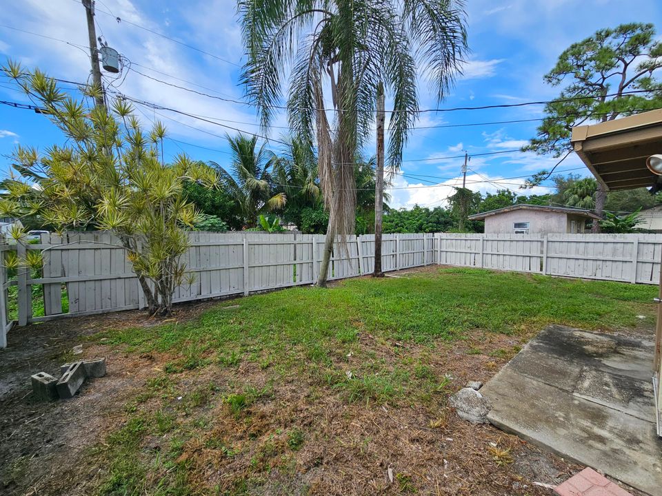 Active With Contract: $185,000 (1 beds, 1 baths, 432 Square Feet)