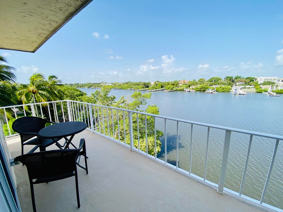 For Rent: $2,950 (2 beds, 2 baths, 1286 Square Feet)