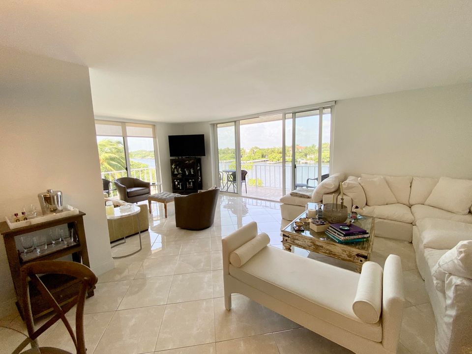 For Rent: $2,950 (2 beds, 2 baths, 1286 Square Feet)