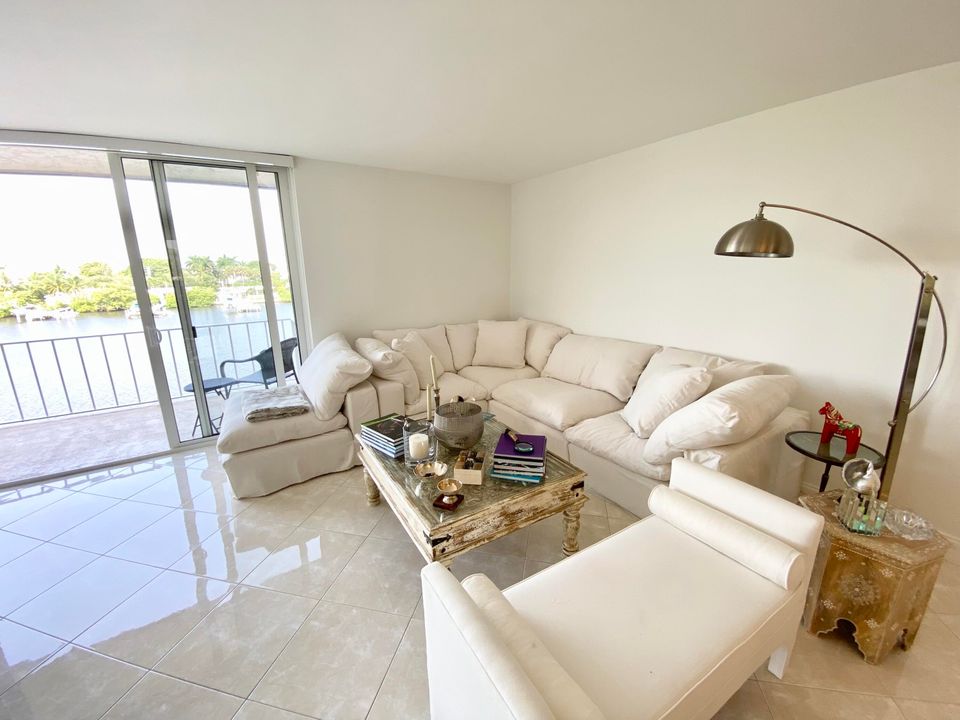 For Rent: $2,950 (2 beds, 2 baths, 1286 Square Feet)