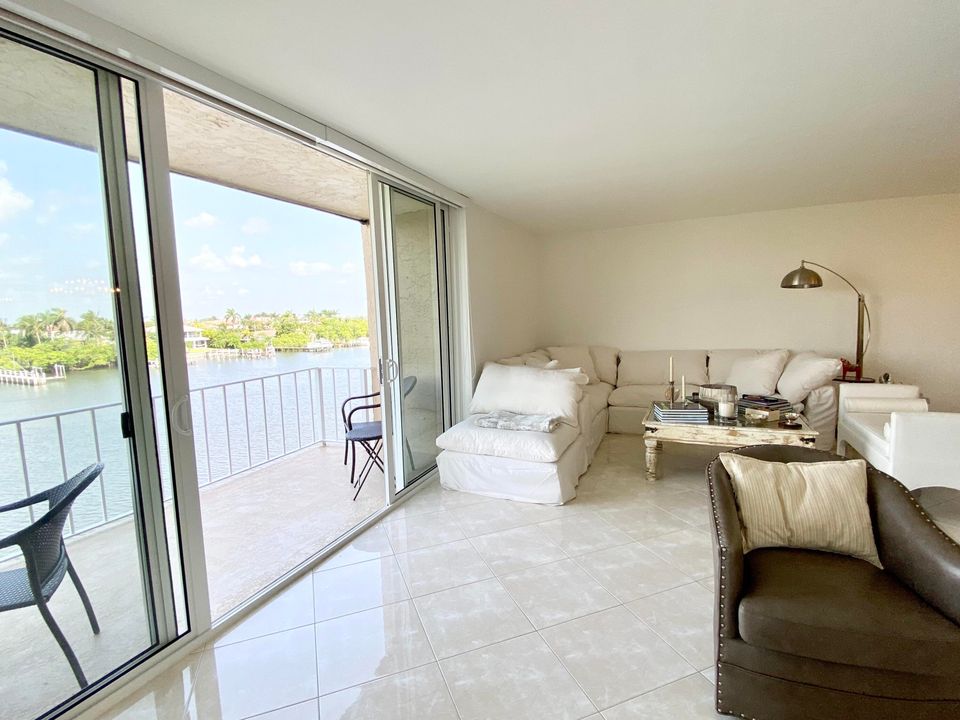 For Rent: $2,950 (2 beds, 2 baths, 1286 Square Feet)