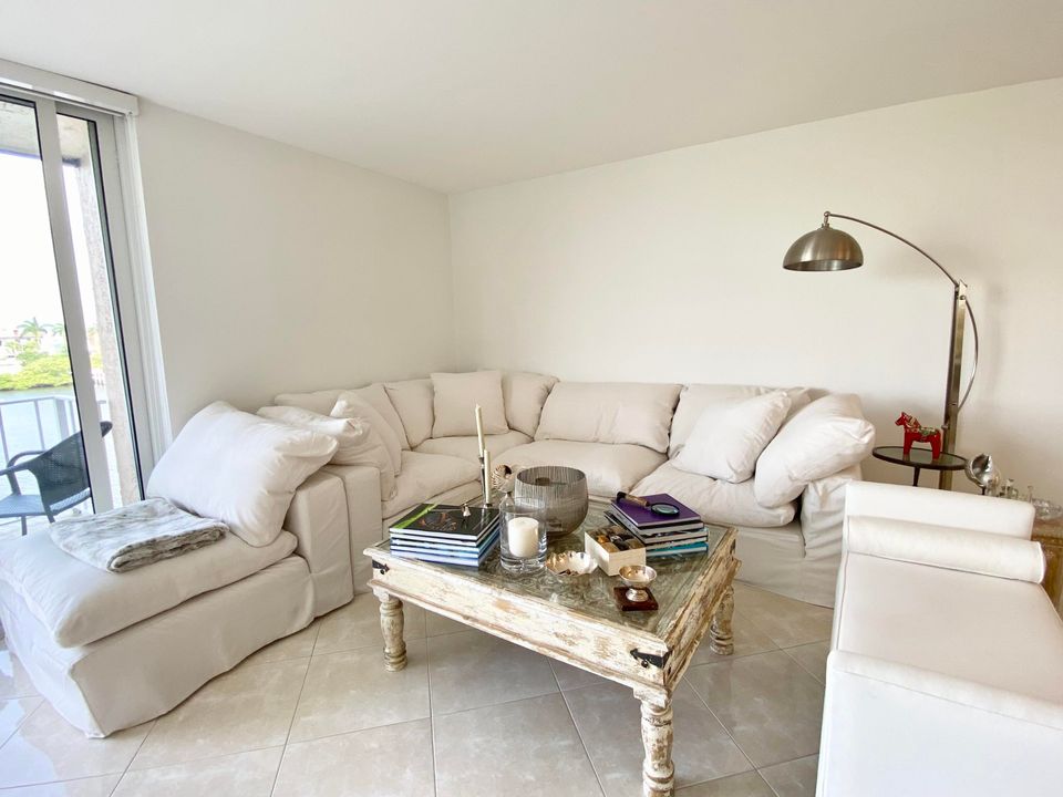 For Rent: $2,950 (2 beds, 2 baths, 1286 Square Feet)