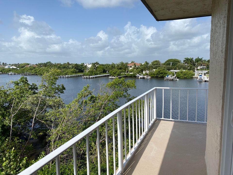 For Rent: $2,950 (2 beds, 2 baths, 1286 Square Feet)