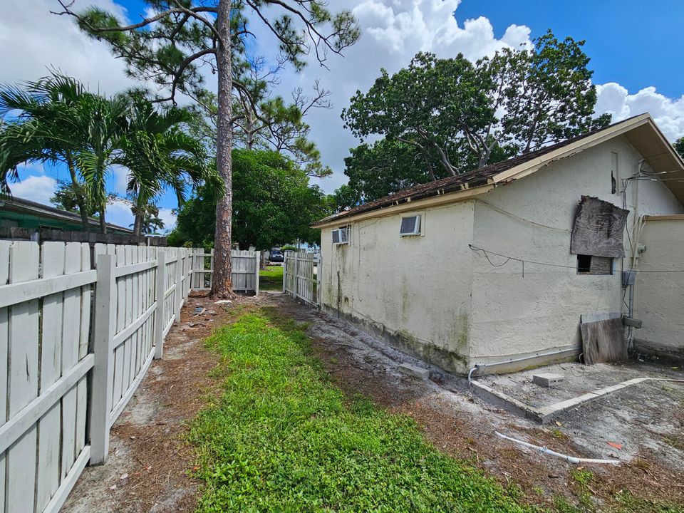 Active With Contract: $185,000 (1 beds, 1 baths, 432 Square Feet)