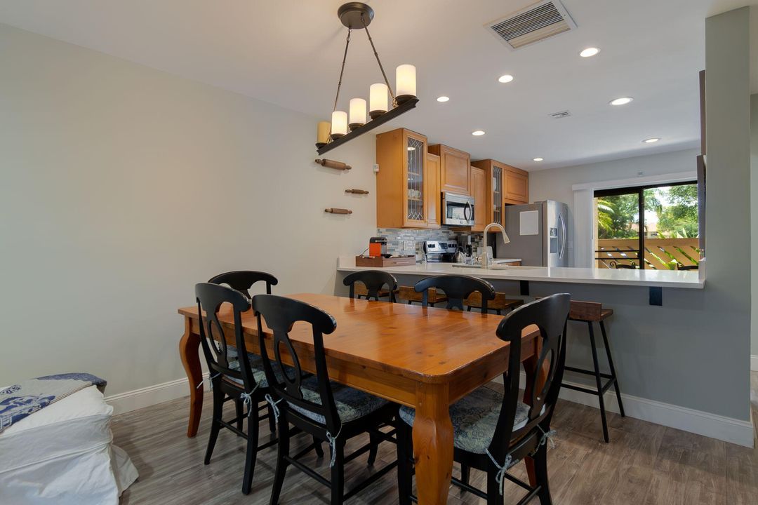 Active With Contract: $4,250 (3 beds, 2 baths, 1300 Square Feet)