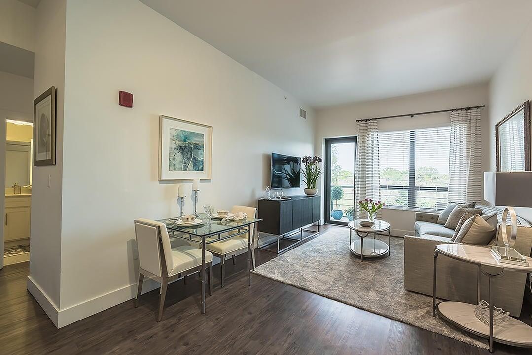 Под контрактом: $2,700 (2 спален, 2 ванн, 981 Квадратных фут)