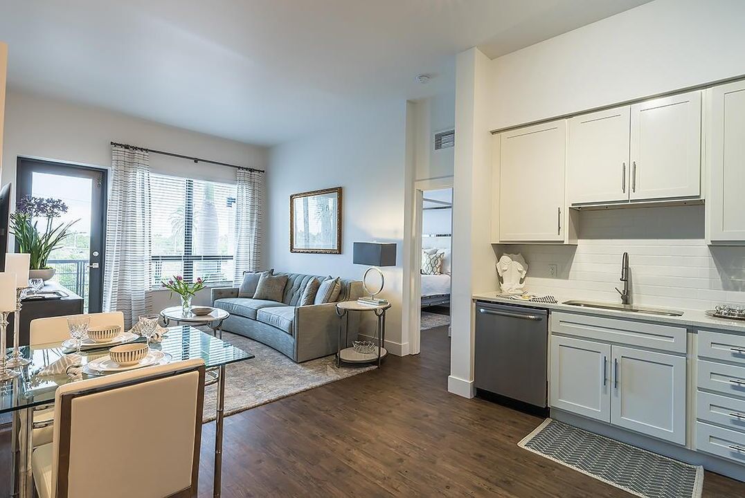 Под контрактом: $2,700 (2 спален, 2 ванн, 981 Квадратных фут)