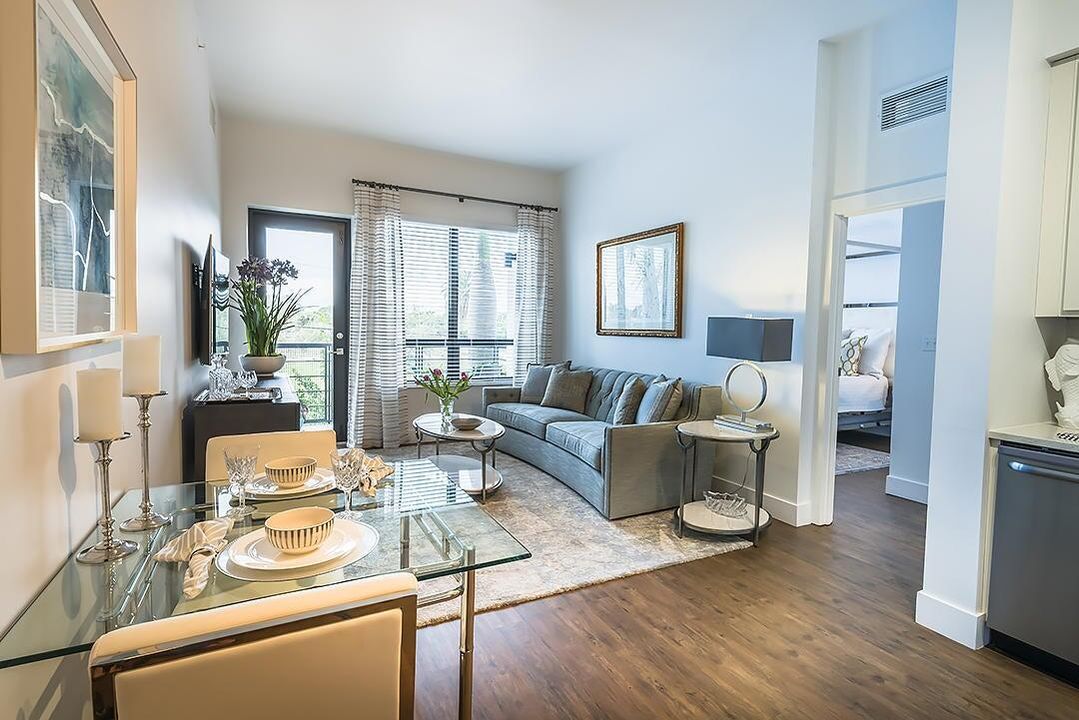 Под контрактом: $2,700 (2 спален, 2 ванн, 981 Квадратных фут)