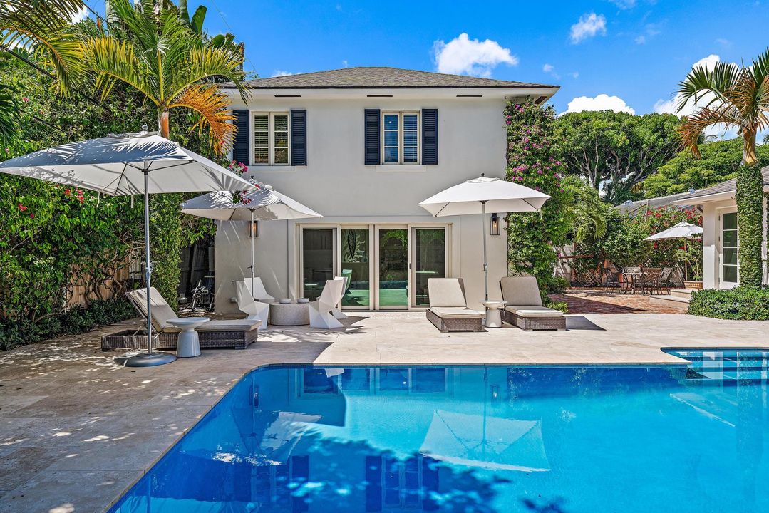 合同活跃: $32,000 (6 贝兹, 5 浴室, 3752 平方英尺)