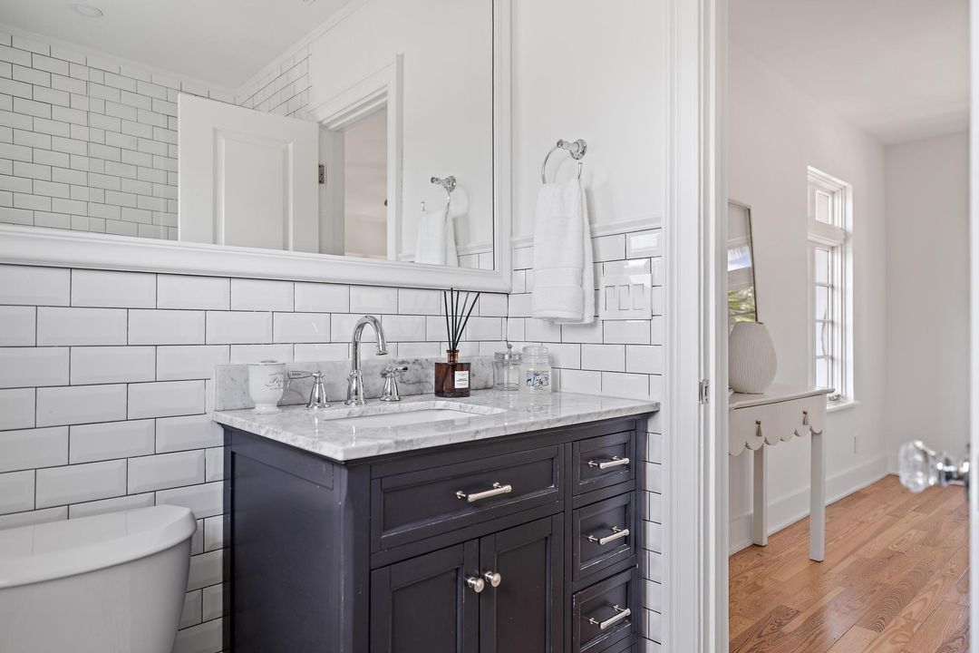 合同活跃: $32,000 (6 贝兹, 5 浴室, 3752 平方英尺)