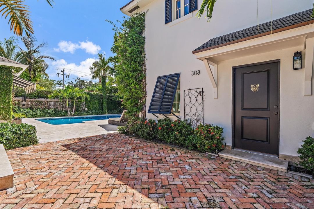 合同活跃: $32,000 (6 贝兹, 5 浴室, 3752 平方英尺)