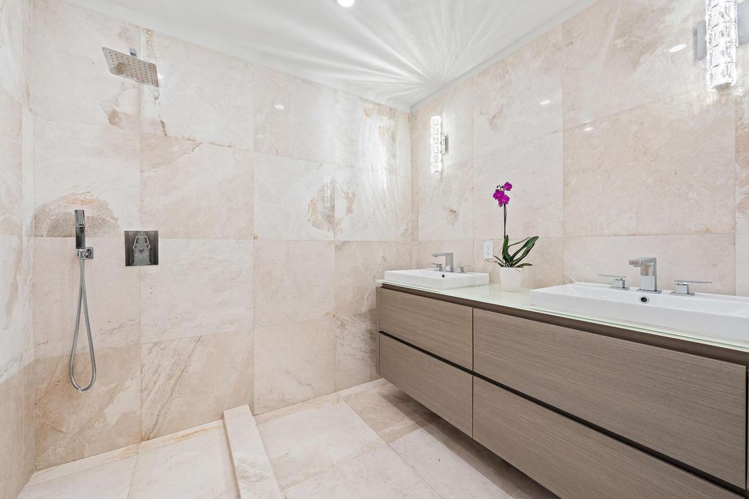 合同活跃: $32,000 (6 贝兹, 5 浴室, 3752 平方英尺)