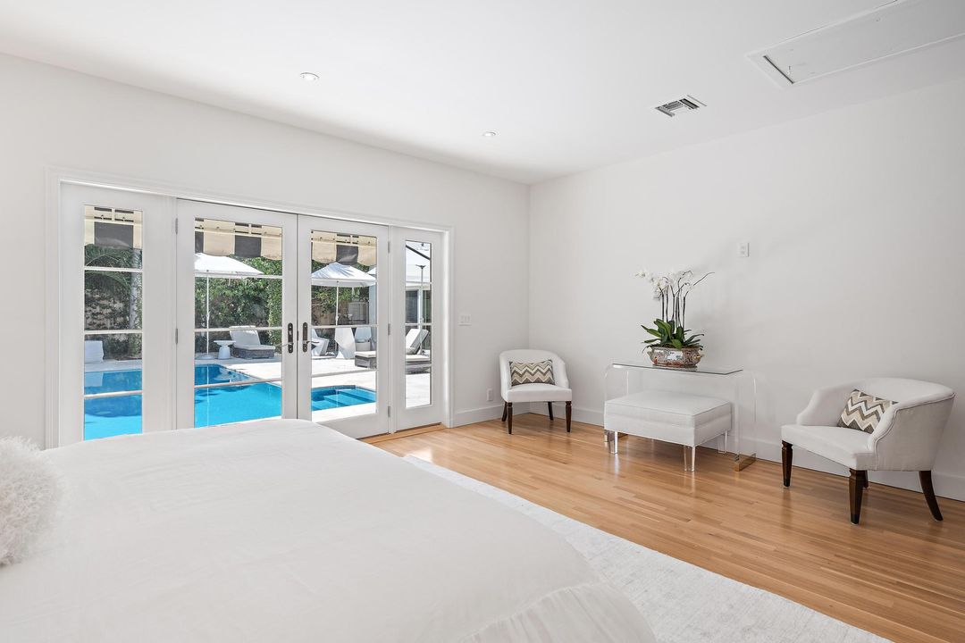 合同活跃: $32,000 (6 贝兹, 5 浴室, 3752 平方英尺)